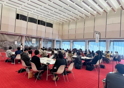 放課後等デイサービス合同ブース説明会で各ブースに参加者が集まっている様子