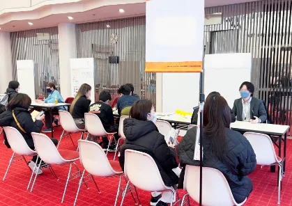放課後等デイサービス合同ブース説明会で相談や交流が行われている様子