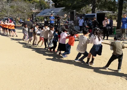 秋祭りinスマイルプロジェクトの屋外会場に参加者が集まっている様子